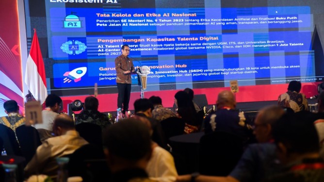 : Wakil Menteri Komunikasi dan Digital Nezar Patria alam OJK Digination Day 2026 di Jakarta Selatan mengatakan etika AI hanya berfungsi sebagai alat bantu, keputusan akhir masih berada pada manusia. Foto: Humas Kemkomdigi