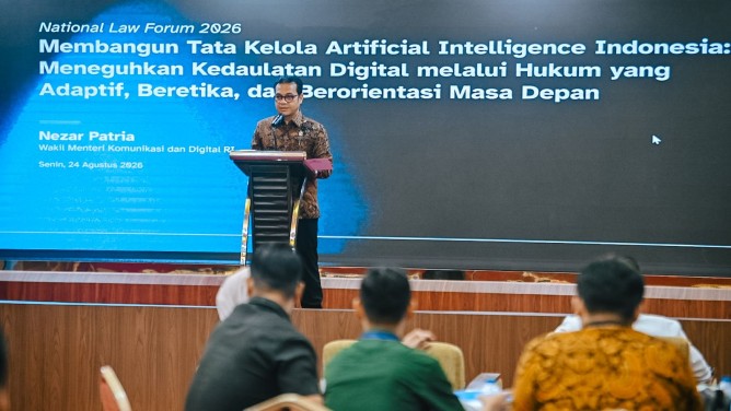 : Wakil Menteri Komunikasi dan Digital Nezar Patria dalam acara National Law Forum di Jakarta Pusat mengatakan kemampuan AI menghasilkan video, foto, dan suara yang menyerupai kejadian nyata membuat proses autentikasi alat bukti semakin penting. Foto: Humas Kemkomdigi