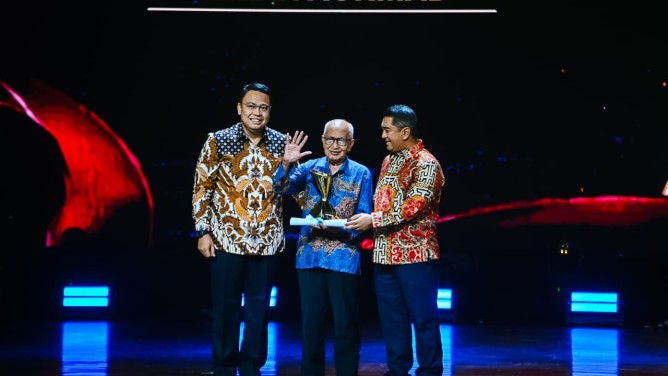 : Wakil Menteri Komunikasi dan Digital Angga Raka Prabowo dalam puncak perayaan HUT ke-3 Garuda TV bertajuk Mahayuga di Teater Besar Taman Ismail Marzuki, Jakarta Pusat, Minggu (9/8/2026) mengatakan kiprah Melan menunjukkan bahwa pengabdian kepada masyarakat dapat terus berlangsung dengan memanfaatkan perkembangan teknologi digital. Foto: Humas Kemkomdigi