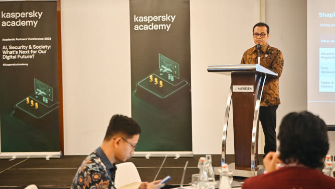 : Wakil Menteri Komunikasi dan Digital Nezar Patria dalam acara Kaspersky's Academic Partners Summit 2026 di Jakarta Pusat menegaskan keamanan siber harus dirancang sejak awal dalam pembangunan teknologi dan platform digital, bukan baru ditangani setelah serangan terjadi. Foto: Humas Kemkomdigi