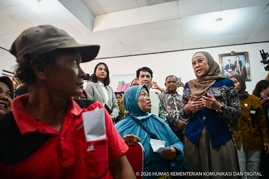 : Menteri Komunikasi dan Digital Meutya Hafid saat melihat langsung uji coba digitalisasi Perlinsos di Desa Donoharjo, Kabupaten Sleman, Daerah Istimewa Yogyakarta, Kamis (13/8/2026) mengatakan melalui Portal Perlindungan Sosial, masyarakat yang memiliki telepon seluler dan terbiasa menggunakan layanan digital dapat melakukan pendaftaran secara mandiri. Sementara bagi masyarakat yang membutuhkan pendampingan, tersedia agen Perlinsos yang membantu proses pendaftaran. Foto: Humas Kemkomdigi