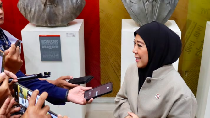 : Menteri Komunikasi dan Digital (Menkomdigi) Meutya Hafid di Solo, Jawa Tengah, Selasa (25/8/2026) mengatakan pendekatan pembinaan sejalan dengan semangat untuk mengedepankan langkah-langkah korektif sebelum penggunaan instrumen pidana. Menurutnya, proses hukum tetap dihormati dan berjalan sesuai kewenangan, sementara Komdigi menjalankan fungsi pembinaan sesuai kewenangannya. Foto: Humas Kemkomdigi