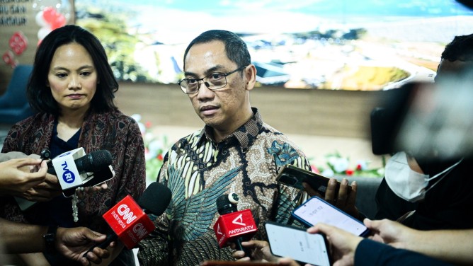 : Dirjen Pengawasan Ruang Digital Alexander Sabar dan Kepala Kebijakan Publik WhatsApp dan Messenger Asia Pasifik Esther Samboh memberikan keterangan kepada awak media usai melakukan pertemuan di kantor Kementerian Komdigi, Jakarta Pusat, Rabu (26/8/2026). Foto: Anhar/Komdigi