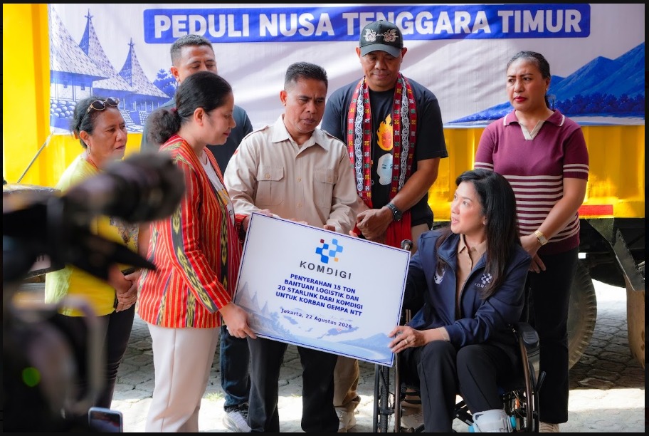 : Direktur Jenderal Komunikasi Publik dan Media Kementerian Komunikasi dan Digital RI, Fifi Aleyda Yahya menyerahkan batuan bantuan logistik dan perangkat konektivitas untuk membantu meringankan beban korban gempa Nusa Tenggara Timur (NTT). Foto: Infopublik.id/Agus Siswanto