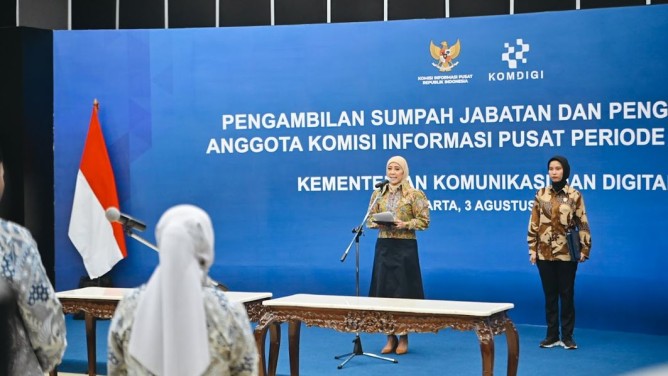 : Menteri Komunikasi dan Digital Meutya Hafid saat mengambil sumpah jabatan dan mengukuhkan tujuh anggota Komisi Informasi Pusat (KIP) Periode 2026–2030 di Kantor Kementerian Komdigi, Jakarta Pusat, Senin (3/8/2026) mengatakan meminta Komisi Informasi Pusat memperkuat perannya dalam menjaga keterbukaan informasi sebagai salah satu pilar demokrasi. Foto: Humas Kemkomdigi
