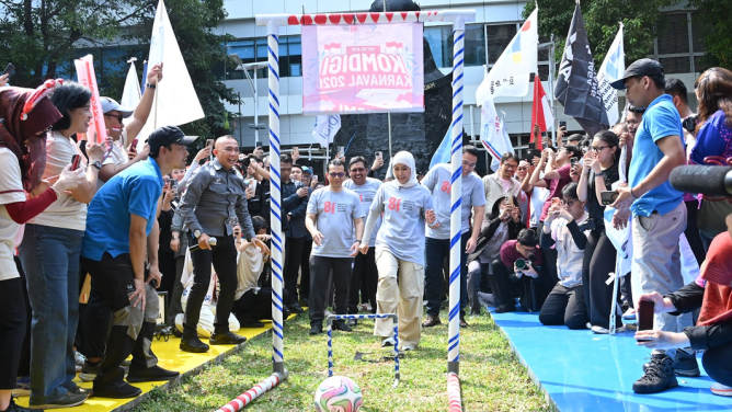 : Menteri Komunikasi dan Digital Meutya Hafid saat membuka rangkaian Komdigi Karnaval 2026, yang menandai dimulainya peringatan HUT Ke-81 Kemerdekaan RI di lingkungan Kemkomdigi di Lapangan Anantakupa, Kantor Kementerian Komdigi, Jakarta Pusat, Kamis (6/8/2026) mengatakan sejarah Indonesia menunjukkan bahwa kemerdekaan lahir dari persatuan. Karena itu, nilai yang sama harus menjadi fondasi budaya kerja di Kemkomdigi. Foto: Humas Kemkomdigi