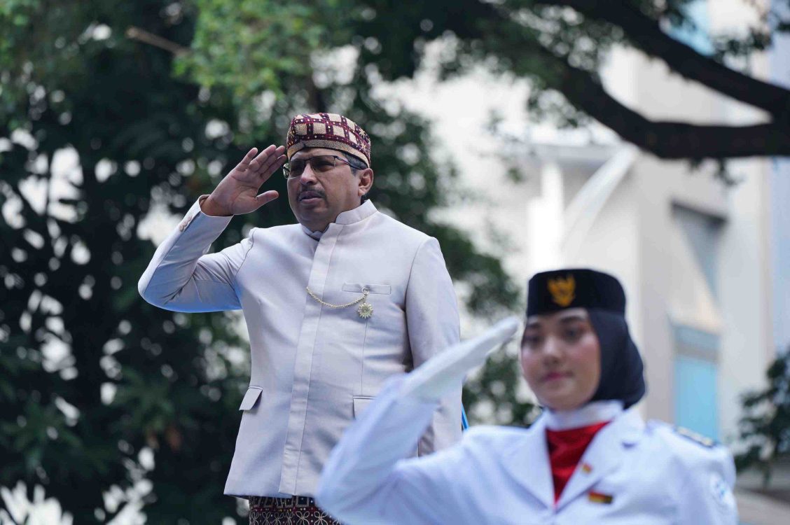 : Sekretaris Jenderal Kementerian Komunikasi dan Digital (Sekjen Kemkomdigi) Ismail (kiri) memimpin Upacara Bendera HUT ke-81 Kemerdekaan Republik Indonesia di Kantor Kemkomdigi, Jakarta, Senin (17/8/2026). Dalam amanatnya, Ismail menegaskan bahwa kemerdekaan di era digital diwujudkan melalui penguatan kedaulatan teknologi, perlindungan data, penguasaan infrastruktur digital, serta menjaga ruang informasi. Ia juga menyampaikan tiga agenda strategis Kemkomdigi 2025–2029, yakni Terhubung, Tumbuh, dan Terjaga. Infopublik/Amiriyandi