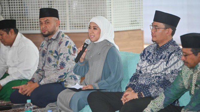 : Menkomdigi Meutya Hafid saat memberikan sambutan dalam kegiatan Santunan Yatim dan Kajian Islami dalam Rangka Maulid Nabi Muhammad SAW 1448 H di Masjid At-Taqwa, Kementerian Komdigi, Jakarta Pusat, Rabu (26/8/2026) mengatakan perkembangan teknologi dan algoritma telah menjadi bagian dari kehidupan sehari-hari dan dapat memengaruhi cara masyarakat memperoleh informasi, berinteraksi, serta mengambil keputusan. Karena itu, kemajuan teknologi perlu berjalan bersama penguatan nilai dan akhlak. Foto: Ahmad Tri Hawaari/Komdigi