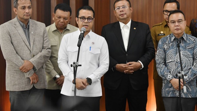 : Wakil Menteri Komunikasi dan Digital Nezar Patria usai Rapat Koordinasi Finalisasi Perpres tentang Ojek Online di Kompleks Parlemen, Jakarta Pusat, Selasa (18/08/2026) mengatakan Kemkomdigi telah melakukan pembahasan mendalam tentang penyusunan regulasi pengantaran barang dan makanan bersama ekosistem terkait. Pengaturan selanjutnya akan dituangkan dalam keputusan menteri dan dibahas lebih luas bersama pemangku kepentingan untuk menemukan titik keseimbangan yang optimal. Foto: Humas Kemkomdigi