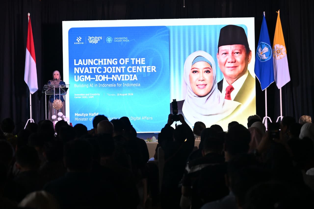 : Menteri Komunikasi dan Digital Meutya Hafid saat memberikan keynote speech pada peluncuran NVAITC Joint Center UGM–Indosat Ooredoo Hutchison–NVIDIA di Innovation and Creativity Center (GIK), Universitas Gadjah Mada (UGM), Yogyakarta, Kamis (13/8/2026) mengatakan penguatan kapasitas AI semakin penting karena teknologi digital dapat menjadi sumber pertumbuhan ekonomi baru. Foto: Humas Kemkomdigi