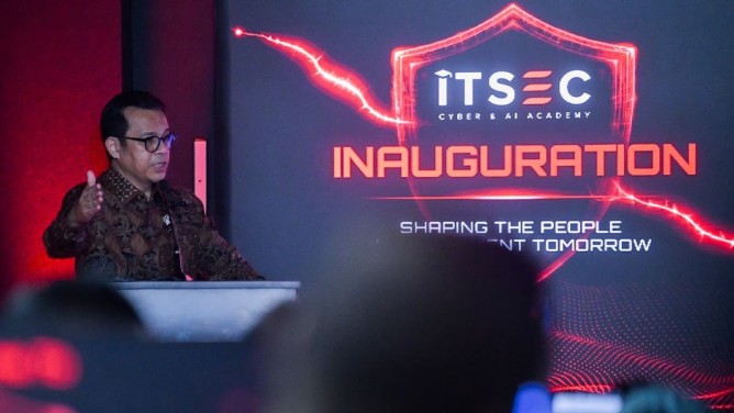 : Wakil Menteri Komunikasi dan Digital Nezar Patria dalam ITSEC Cyber & AI Academy Grand Launching di Jakarta Selatan, Senin (10/8/2026) mengatakan AI dapat dimanfaatkan untuk memperkuat pertahanan sekaligus melancarkan serangan siber. Foto: Humas Kemkomdigi