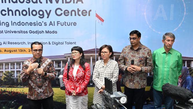 : Wakil Menteri Komunikasi dan Digital Nezar Patria dalam acara UGM Indosat NVIDIA AI Technology Center di Yogyakarta, Kamis (13/8/2026) mengatakan strategi kuasai lima lapisan AI disiapkan agar Indonesia tidak hanya menjadi pengguna, tetapi memiliki posisi signifikan dalam pengembangan AI global. Foto: Humas Kemkomdigi
