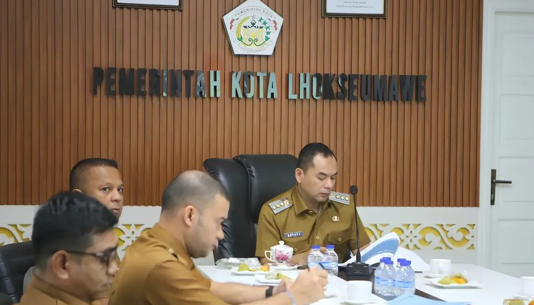 : Wali Kota Lhokseumawe, Sayuti Abubakar, saat mengikuti rapat koordinasi nasional bersama Badan Nasional Penanggulangan Bencana (BNPB) secara virtual dari Ruang Rapat Wali Kota Lhokseumawe, Senin (3/8/2026).