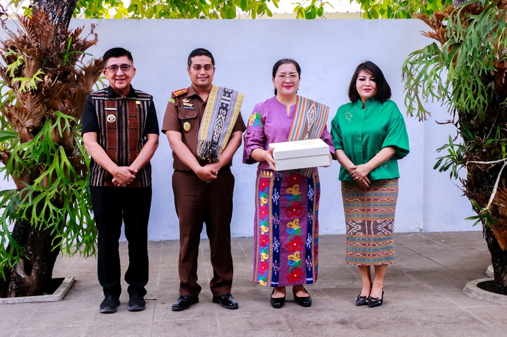 : Bupati Belu, Willybrodus Lay, menyerahkan cenderamata kepada Kejari Belu yang akan lepas tugas dalam acara perpisahan yang digelar di Lopo Rumah Jabatan Bupati Belu. (foto: MC Belu).