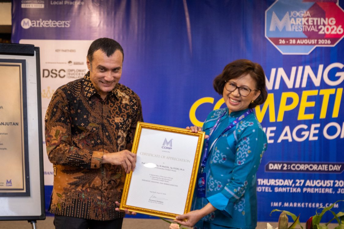 Sinergi Reposisi Brand, MarkPlus Corporate Beri Penghargaan ke Rektor UGM