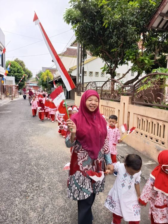 : Penanaman nilai kebangsaan dan rasa cinta Tanah Air melalui pengalaman belajar yang menyenangkan merupakan fondasi utama dalam membentuk karakter generasi muda sejak usia dini. TK Harapan Gandok gelar pawai kemerdekaan, Kamis (20/8/2026).