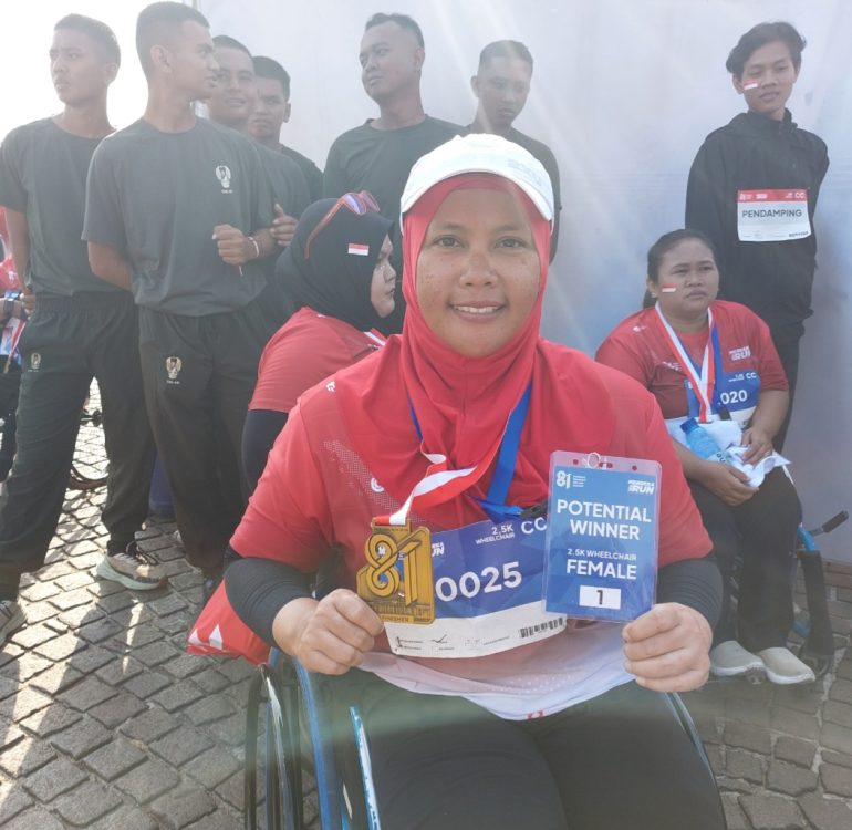 : Semangat dan ketekunan mengantarkan Siti Hana Komalasari menjadi juara pertama kategori wheelchair putri dalam ajang Merdeka Run 2026 di Jakarta. Atlet asal DKI Jakarta itu membuktikan bahwa keterbatasan fisik bukan penghalang untuk berprestasi dan mengambil bagian dalam perayaan olahraga menyambut HUT ke-81 Republik Indonesia. (Foto: Wandi/InfoPublik)