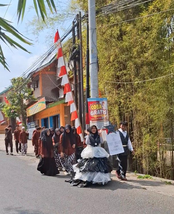 : Pengenalan keberagaman busana adat dan nilai budaya Nusantara merupakan sarana efektif dalam membina karakter patriotik serta toleransi para generasi muda sejak dini. SMP Ma’arif Gamping menggelar Kirab Merdeka, Jumat (14/8/2026).