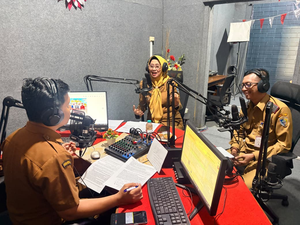 : Sekretaris Daerah (Sekda) Kabupaten Demak, Akhmad Sugiharto, dalam Talkshow Kemerdekaan bertema “Semarak Kemerdekaan di Kabupaten Demak” yang disiarkan Radio Suara Kota Wali (RSKW) 104,8 FM, Senin (10/8/2026). Talkshow tersebut dipandu host Bro Bagus. - Foto: Mc.Demak