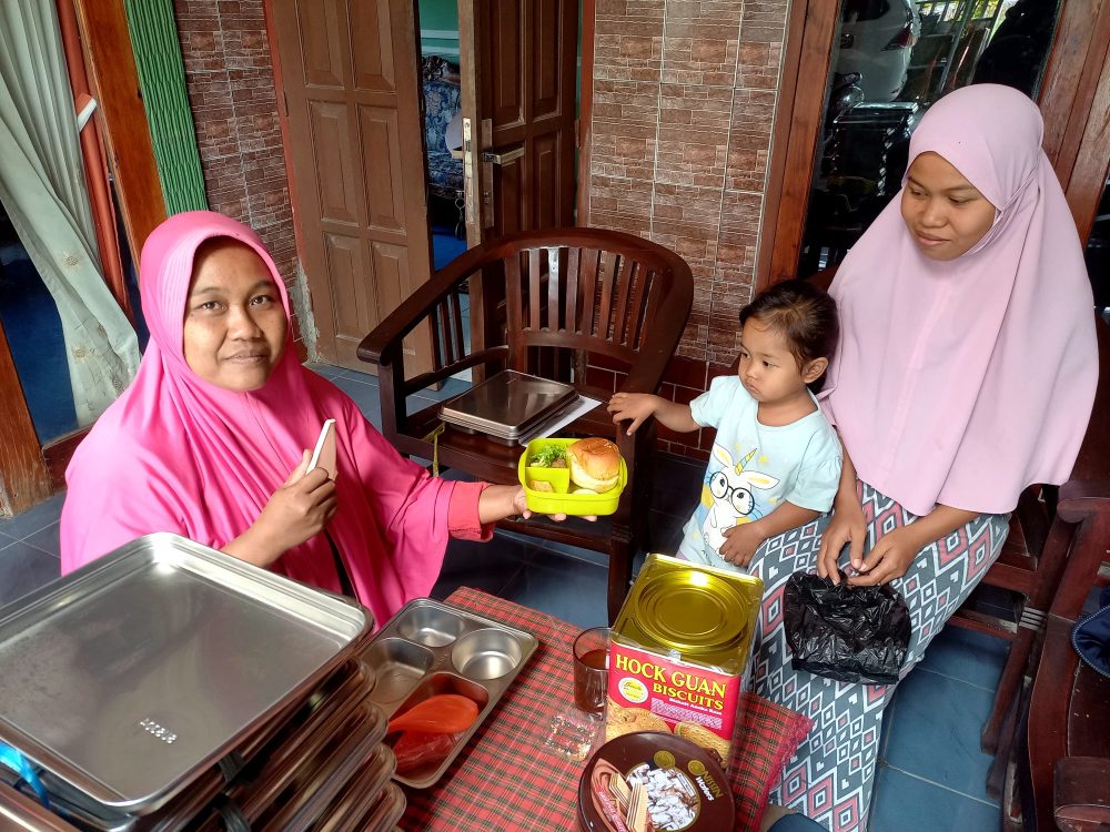 : Pemenuhan gizi berkualitas berbasis pemanfaatan pangan lokal merupakan kunci utama dalam mendukung tumbuh kembang anak serta menjaga kualitas hidup lansia dan ibu hamil. SPPG Sumberrejo mengedukasi warga di Posyandu Kanthil Tempel, Jumat (14/8/2026).