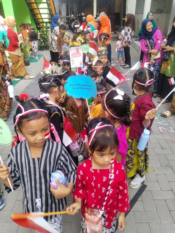 : Pengenalan keberagaman budaya dan penanaman rasa cinta Tanah Air sejak usia dini merupakan fondasi utama dalam membentuk karakter generasi muda yang inklusif. SPS dan TK Tunas Bhakti Kayen menggelar Pawai Budaya Nusantara, Rabu (19/8/2026).