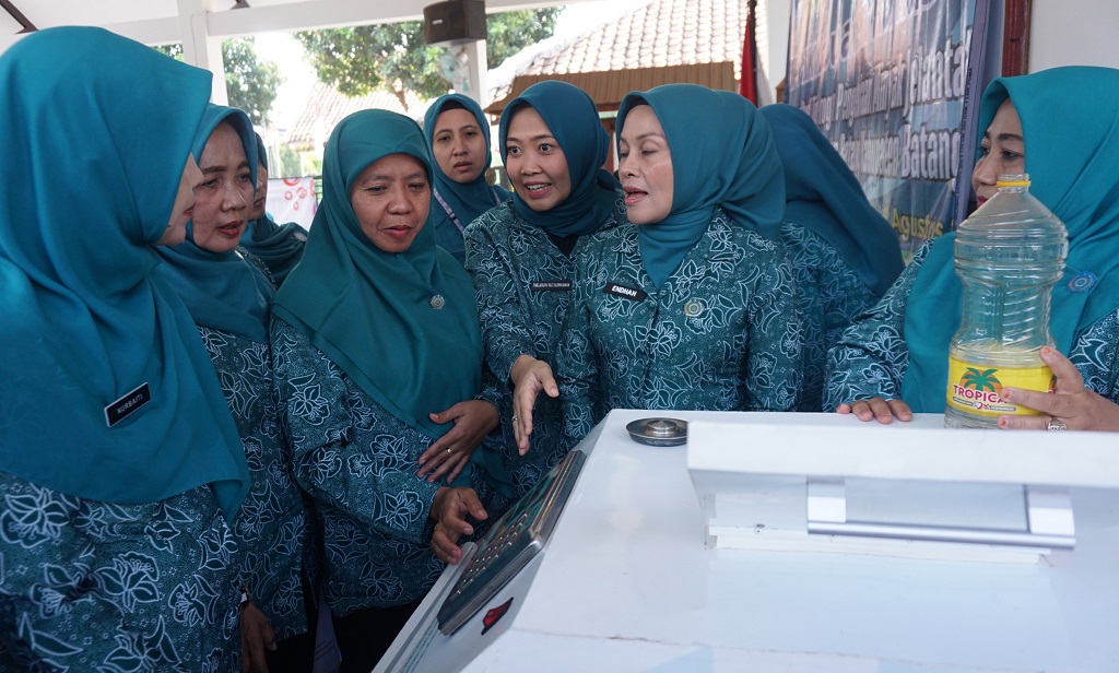 : TP PKK Batang menerima kunjungan dari TP PKK Kabupaten Kudus dalam rangka studi tiru pengolahan minyak jelantah di Kantor Kelurahan Sambong, Kabupaten Batang.