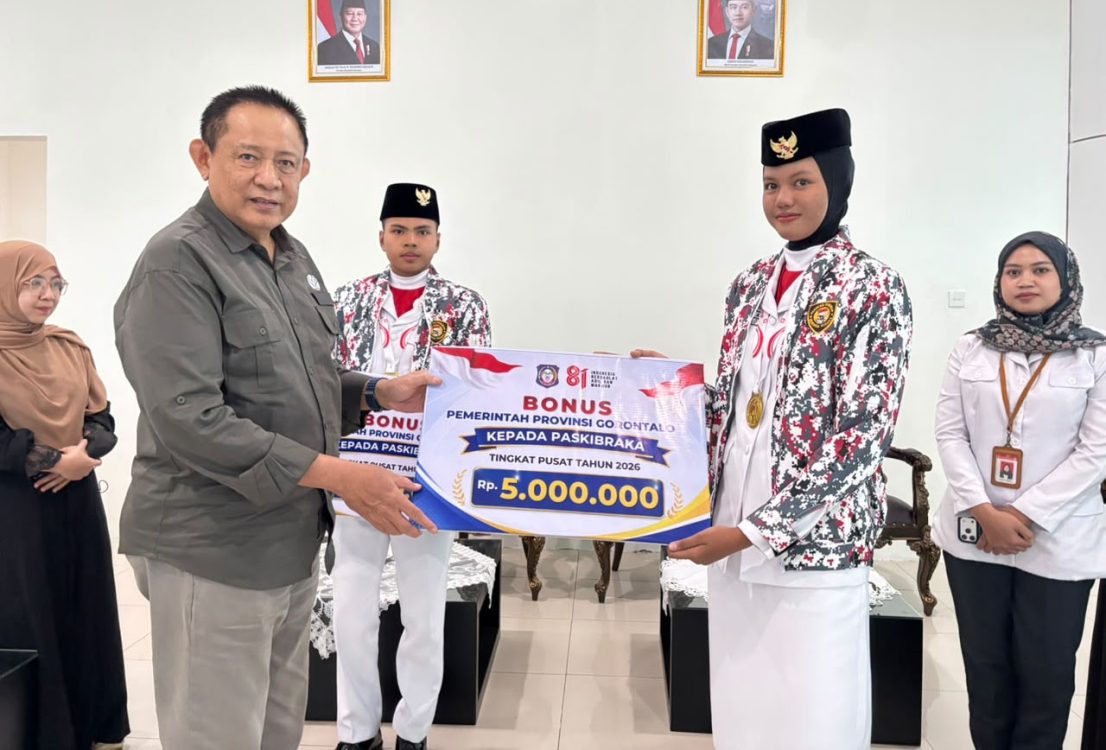 : Gusnar Ismail saat menyambut memyambut dan mengapresiasi Muhammad Azka Gaib siswa kelas XI SMA Negeri 3 Gorontalo, dan Khasyifa Anindi Sudarmanto siswi kelas XI SMK Negeri 1 Wonosari, Kabupaten Boalemo di Bandara Djalaluddin Gorontalo. (foto Kesbangpol)