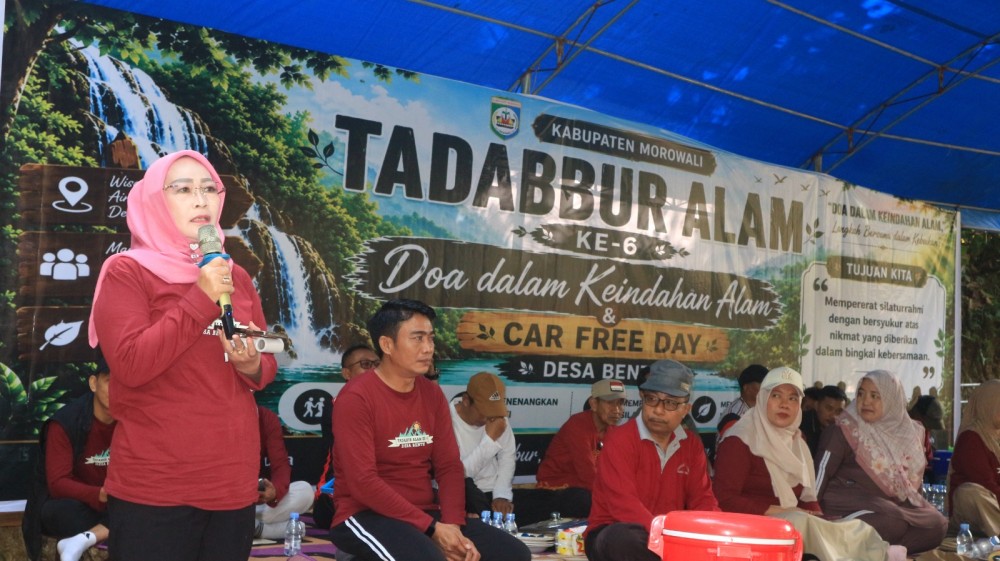 : Wakil Bupati Morowali, Iriane Iliyas saat Tadabbur Alam ke-6 dalam rangka Hari Bebas Kendaraan di kawasan wisata Air Terjun Pofua'a, Minggu (2/8/2026).