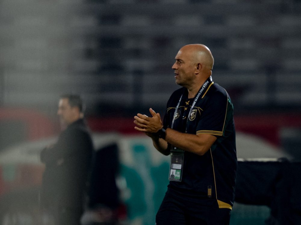 Tak Gentar Hadapi Persib, Coach Tavares Yakin Persebaya Siap Berjuang di Final