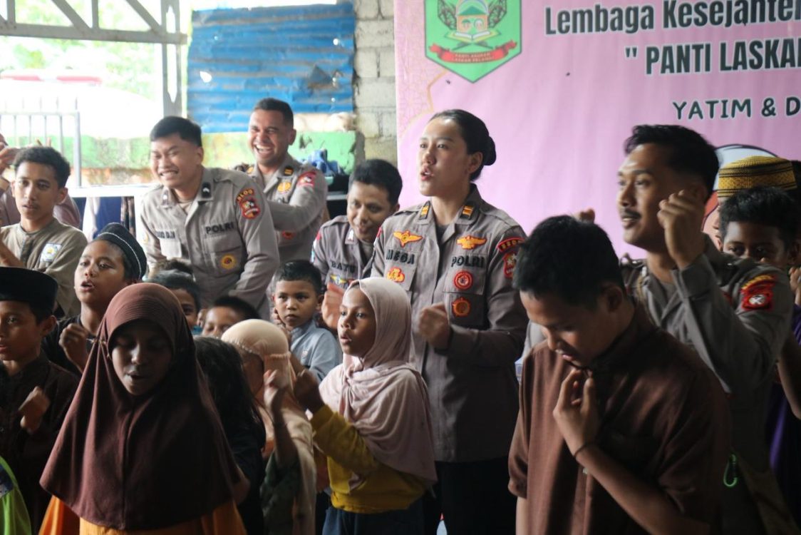 Tak Sekadar Bantuan, Personel Operasi Damai Cartenz Bermain Bersama Anak Panti Laskar Pelangi