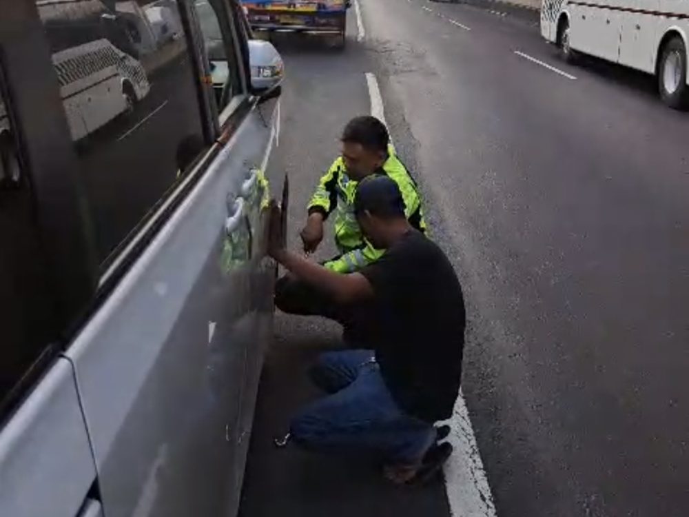 Tak Sekadar Patroli, PJR Cikampek Bantu Pengemudi Ganti Ban Pecah