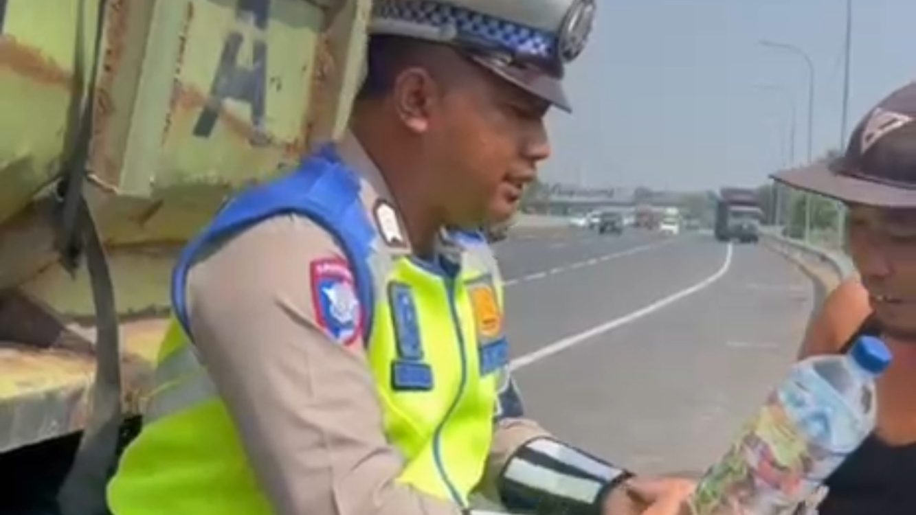 Tak Sekadar Patroli, PJR Cikampek Bantu Sopir Truk yang Mogok di KM 54