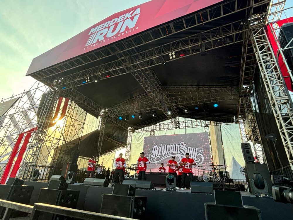 : Gelaran Merdeka Run 2026 yang berlangsung di kawasan Istana Merdeka, Jakarta, Sabtu (29/8/2026), tak hanya diikuti ribuan pelari. Suasana juga dimeriahkan penampilan sejumlah guest star, salah satunya grup musik Wali./Foto Humas Kemenpora