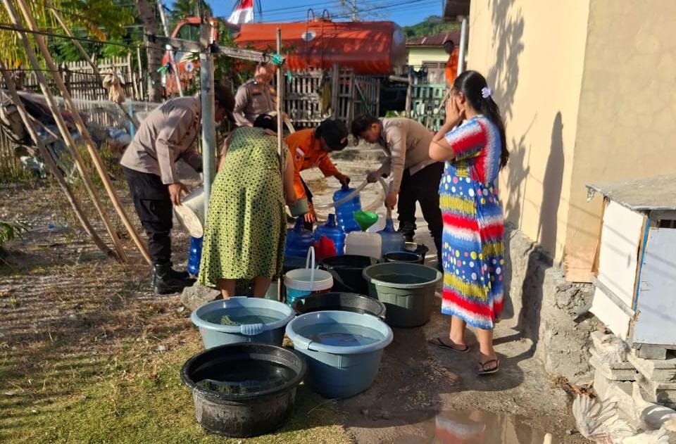 : Penyaluran air bersih oleh BPBD Provinsi Gorontalo kepada masyarakat di Desa Tongo dan Desa Batu Hijau, Kecamatan Bone Pantai, Kabupaten Bone Bolango. (foto PPID)