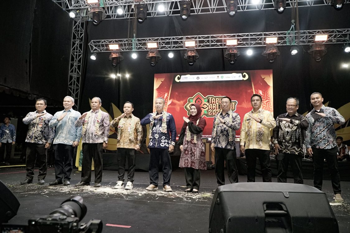 : Bupati Tapin, Yamani bersama Sekretaris Daerah Provinsi Kalimantan Selatan Muhammad Syarifuddin, unsur Forkopimda, dan tamu undangan berfoto bersama usai membuka Tapin Art Fest 2026 di Ruang Terbuka Publik (RTP) Rantau, Kabupaten Tapin, Kalimantan Selatan, Jumat (31/7/2026). Festival yang masuk dalam agenda Kharisma Event Nusantara (KEN) 2026 ini menjadi ajang promosi seni, budaya, pariwisata, dan ekonomi kreatif daerah. (foto:mctapin)