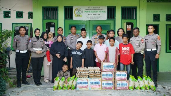 Tebar Kepedulian, Satlantas Polres Bontang Bagikan Sembako ke Warga Membutuhkan