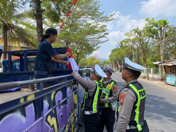 Tebar Semangat Kemerdekaan, Satlantas Trenggalek Bagikan Ratusan Bendera ke Masyarakat