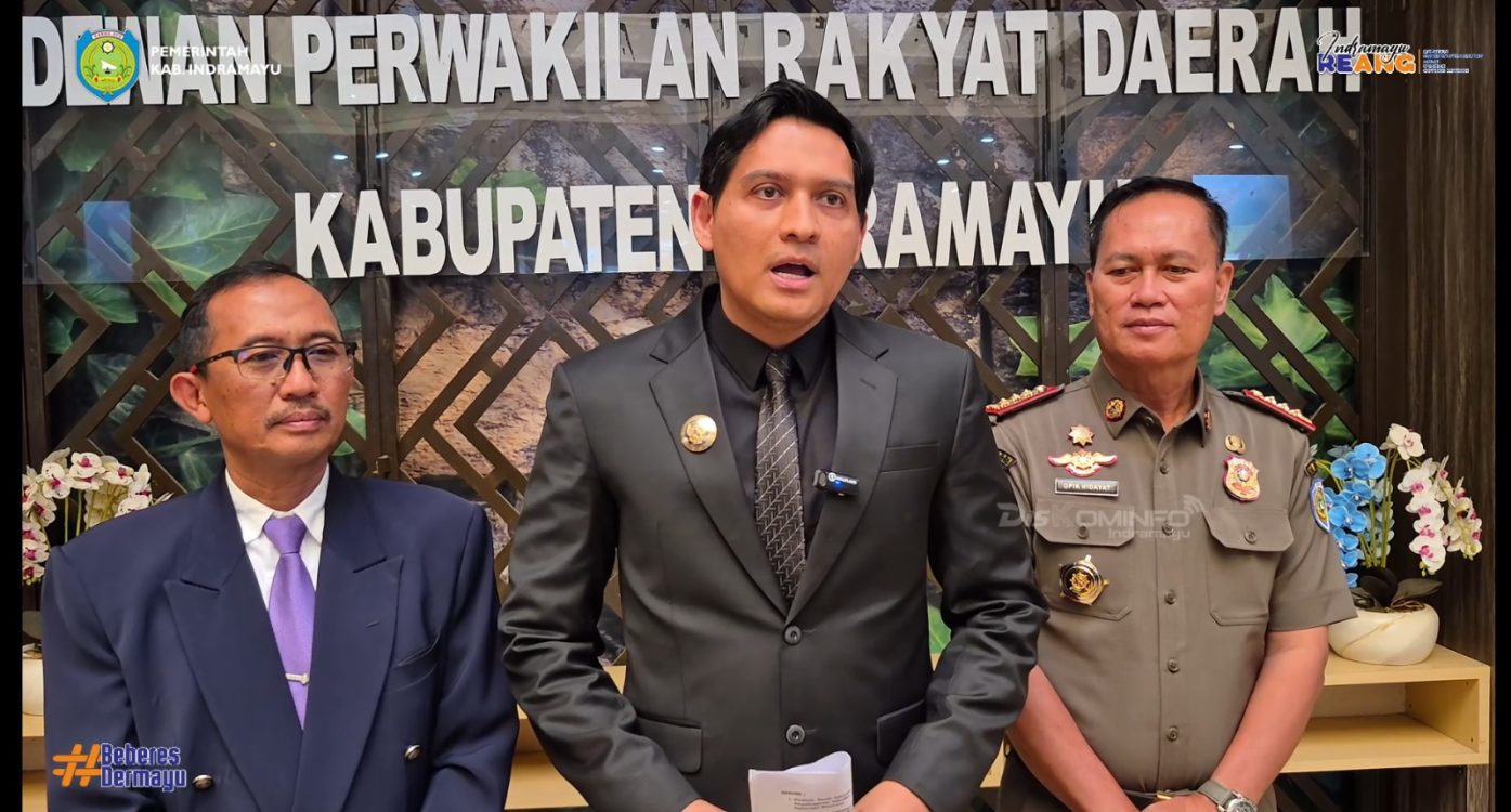 : Bupati Indramayu Lucky Hakim memberikan keterangan pers terkait minuman keras, usai mengikuti rapat di Gedung DPRD Kabupaten Indramayu, Jumat (14/8/2026).