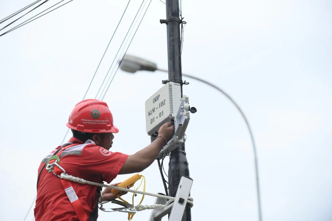 : ilustrasi perbaikan Tower BTS Telkom (foto: dok. Telkom Akses)