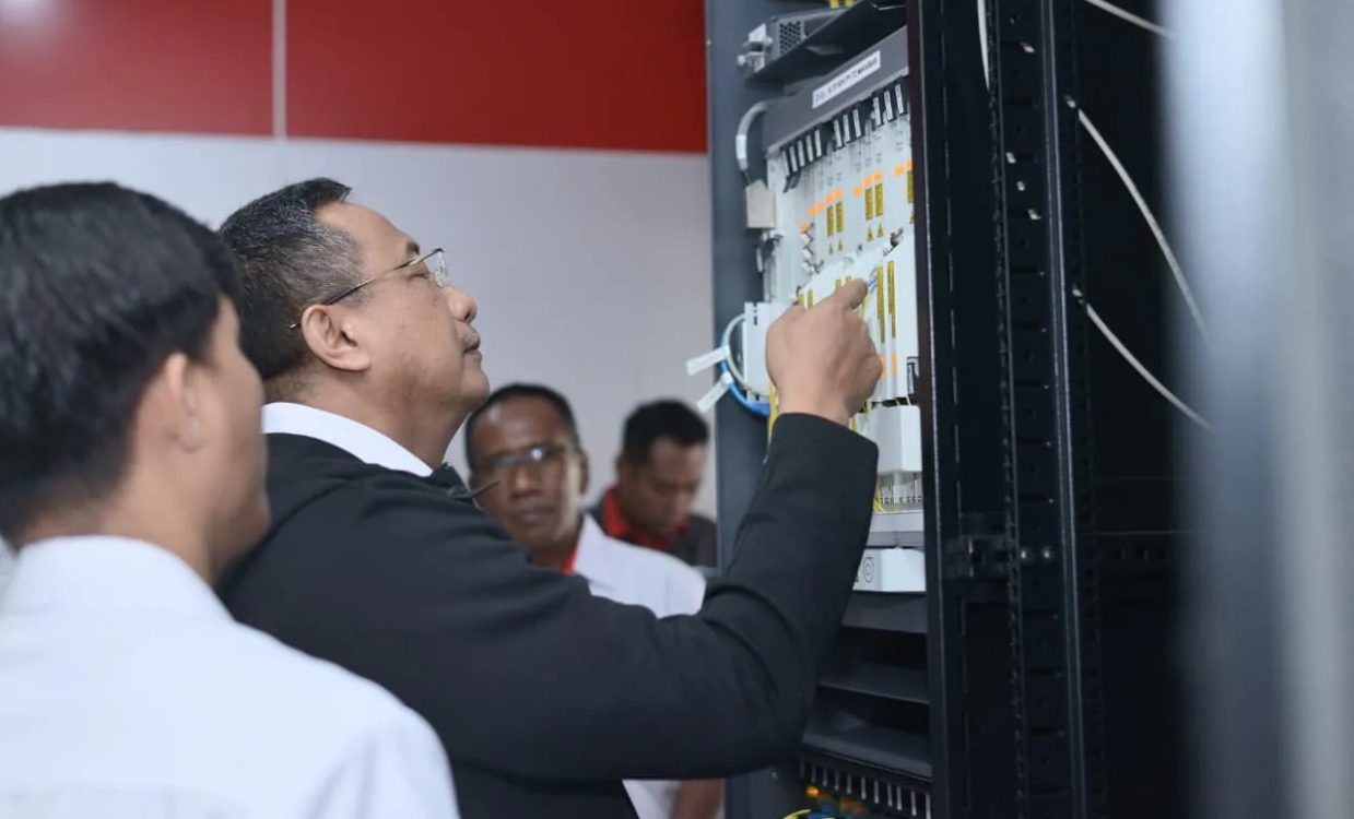 : Direktur Network Telkom Nanang Hendarno meninjau langsung penanganan dan pemulihan layanan telekomunikasi digital di wilayah Nusa Tenggara Timur (NTT). (Foto: Dok. Telkom)