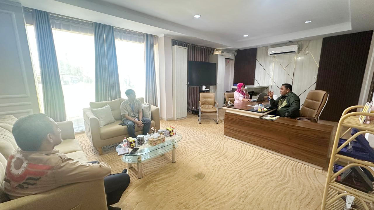 : Manajemen Indomaret saat memberi klarifikasi kepada Dinas Koperasi, UMKM, Perindustrian, dan Perdagangan (Diskumperindag) Provinsi Gorontalo usai dilaporkan seorang konsumen. (foto Gilang)