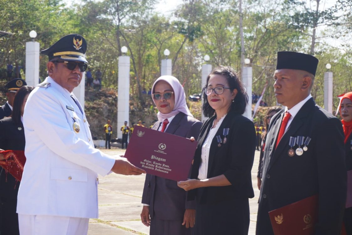 : Bupati Maluku Tenggara Serahkan Satya Lancana Karya Satya kepada 73 PNS. Foto:Sakti Rumra