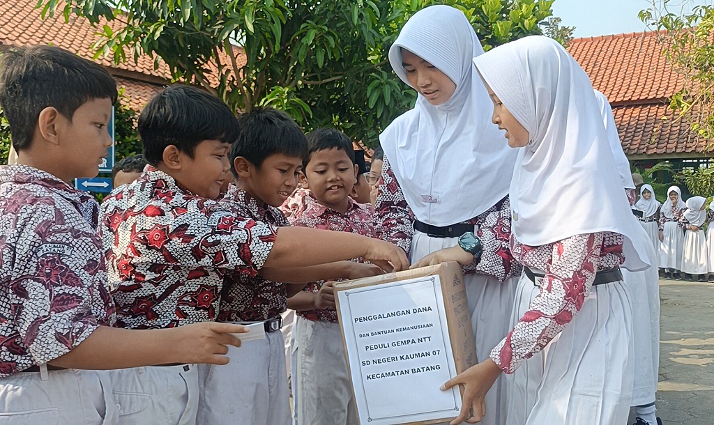 : Sejumlah Pelajar melakukan penggalangan dana untuk korban NTT di halaman SD Negeri Kauman 7 Batang, Kabupaten Batang.