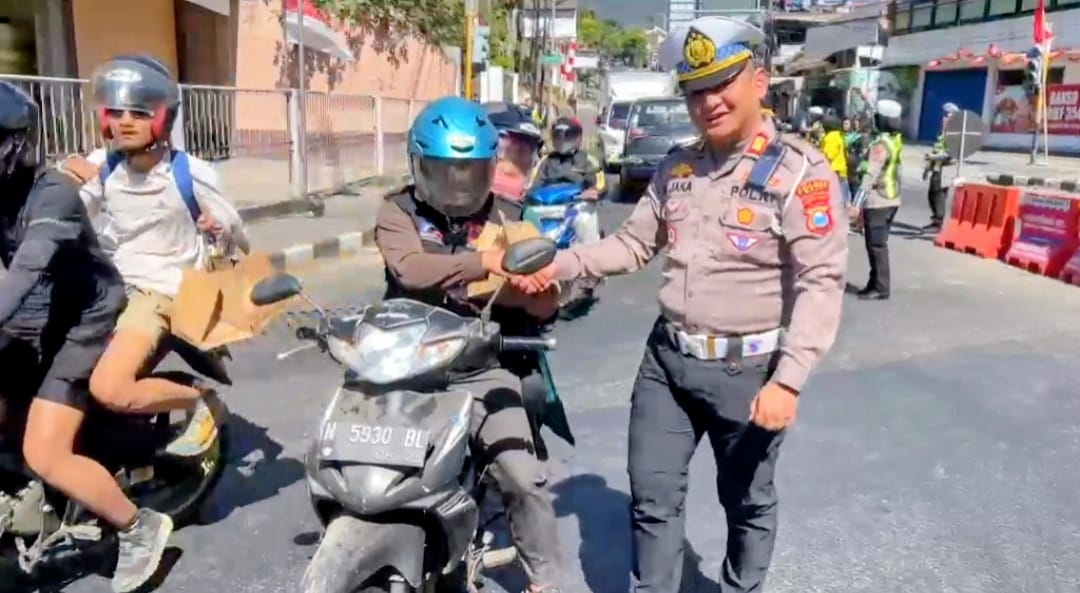 Tertib Berlalu Lintas, Satlantas Polres Batu Bagikan Bingkisan ke Pengguna Jalan