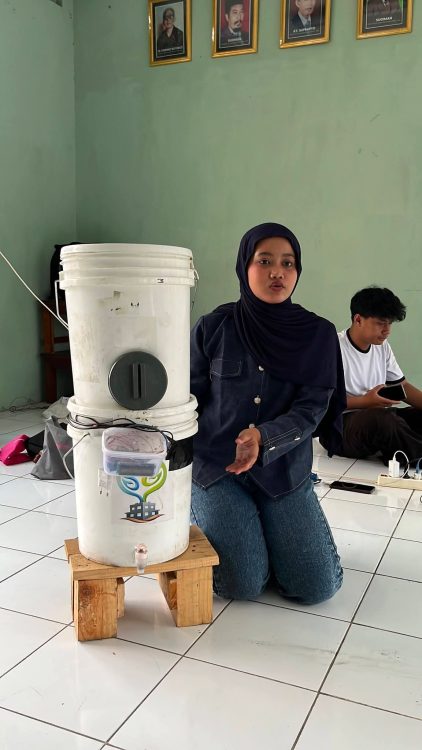 : Pemanfaatan teknologi tepat guna serta keterlibatan aktif ibu-ibu PKK dan pemuda kampung menjadi fondasi utama dalam mengukuhkan kemandirian pengolahan sampah organik berbasis warga. Tim PKM-PM UGM tingkatkan kapasitas warga Jurugsari, Selasa (18/8/2026).