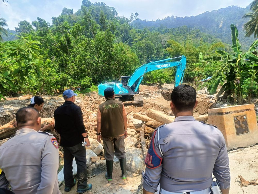 : Respons cepat tanggap darurat pascabanjir bandang di Parigi Utara terus digencarkan. Wabup Abdul Sahid turun gunung pastikan penutupan jalur air ke permukiman warga dan kerahkan alat berat tambahan, Kamis (27/8/2026).