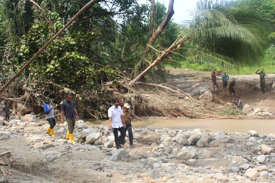 : Bencana banjir bandang yang merusak infrastruktur air bersih di Desa Toboli Barat menuntut respons cepat dari pemerintah daerah. Bupati Parigi Moutong Erwin Burase pastikan distribusi pasokan air bersih darurat dan pemulihan jangka panjang, Kamis (27/8/2026).