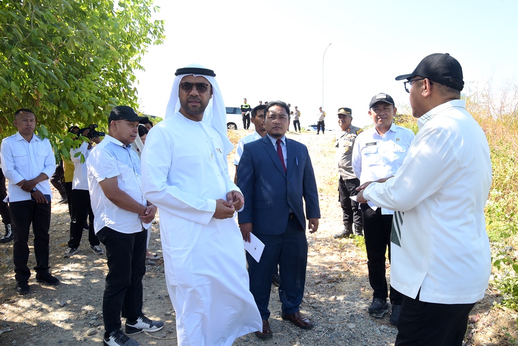 : Dubes UEA Abdulla Salem Aldhaheri meninjau lokasi pembangunan Masjid Raya GIC di Desa Talulobutu Selatan, Kecamatan Tapa, Kabupaten Bone Bolango, Rabu (12/8/2026). (Foto : Haris)