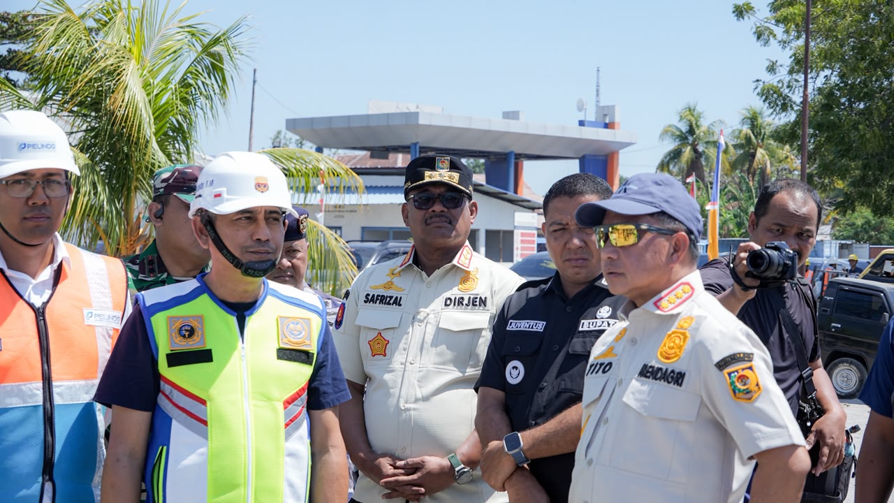 : Menteri Dalam Negeri (Mendagri) Tito Karnavian meninjau langsung kondisi pascagempa bumi tektonik yang mengguncang Kabupaten Sikka, Nusa Tenggara Timur (NTT) pada Rabu (19/8/2026). Salah satunya meninjau Pelabuhan Laurentius Say Maumere. (Kemendagri)