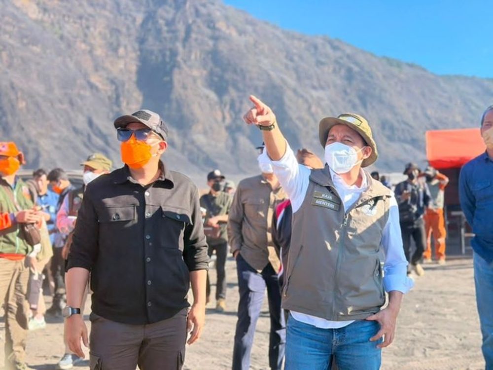 : Menteri Kehutanan Raja Juli Antoni bersama Pangdam V/Brawijaya Mayjen TNI Rudy Saladin, dan Wakil Gubernur Jawa Timur Emil Elestianto Dardak melakukan peninjauan langsung penanganan kebakaran di kawasan Taman Nasional Bromo Tengger Semeru (TNBTS), Jawa Timur. (Foto: Humas Kemenhut)